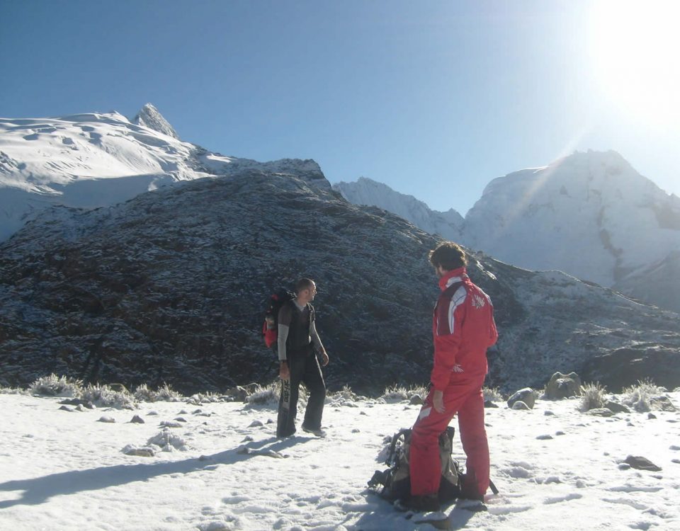 Andes Camping Expeditions vallunaraju-mountain-climbing-13-960x750 Montañismo   